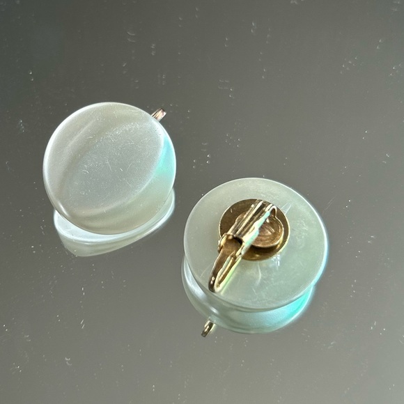 Antique Pearly White Clip-on Earrings - Picture 4 of 10